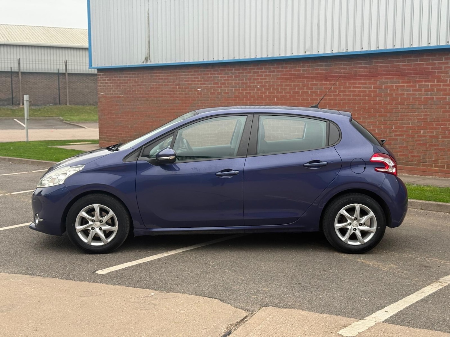 Used Peugeot 208 2014 for sale - 76317934: Photo 4