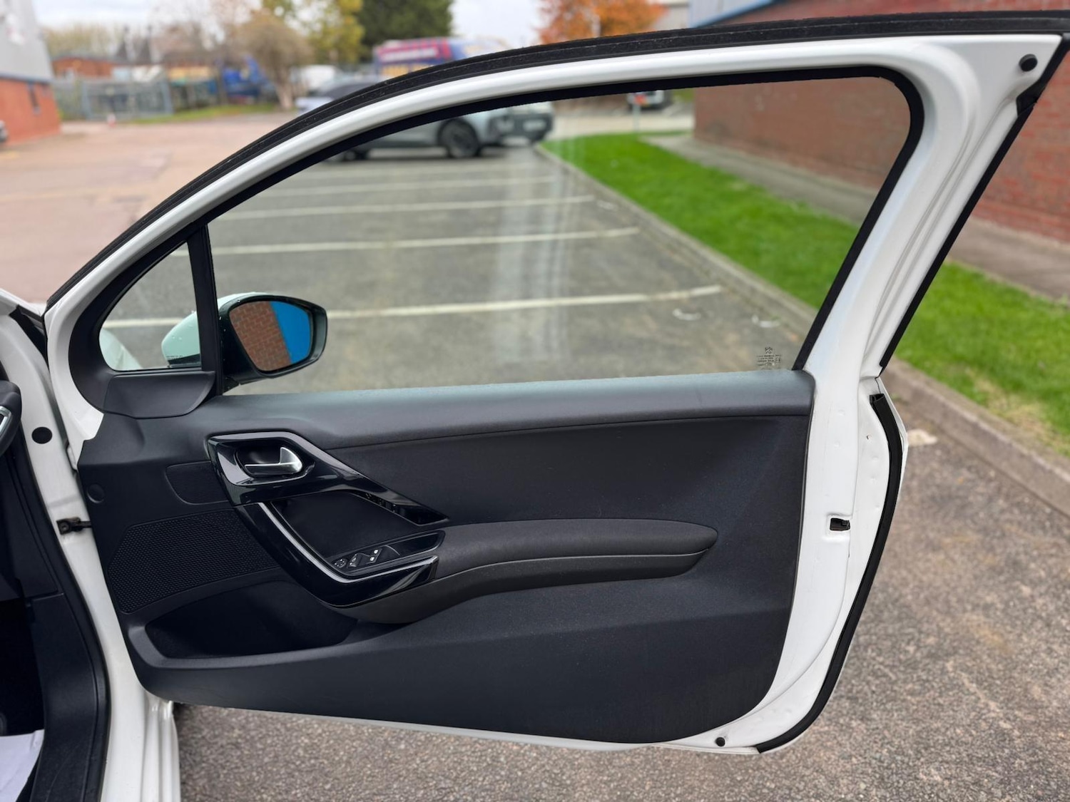 Used Peugeot 208 2014 for sale - 76423592: Photo 15