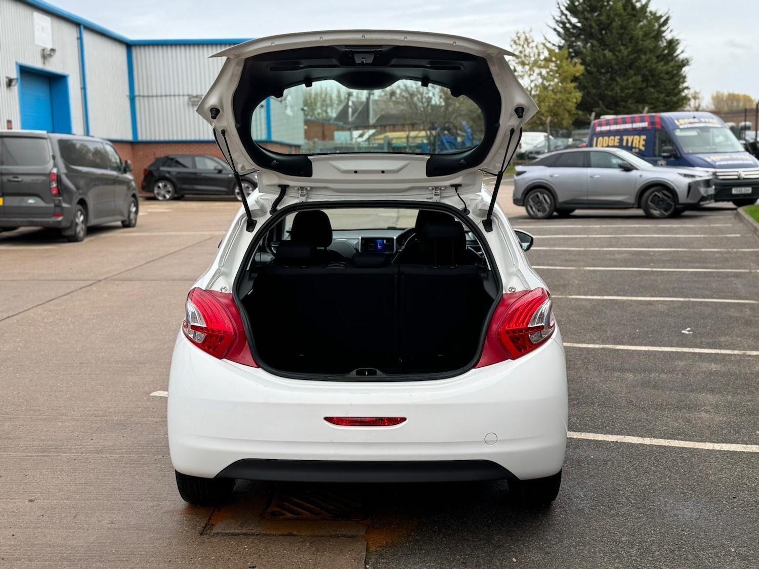 Used Peugeot 208 2014 for sale - 76423592: Photo 21