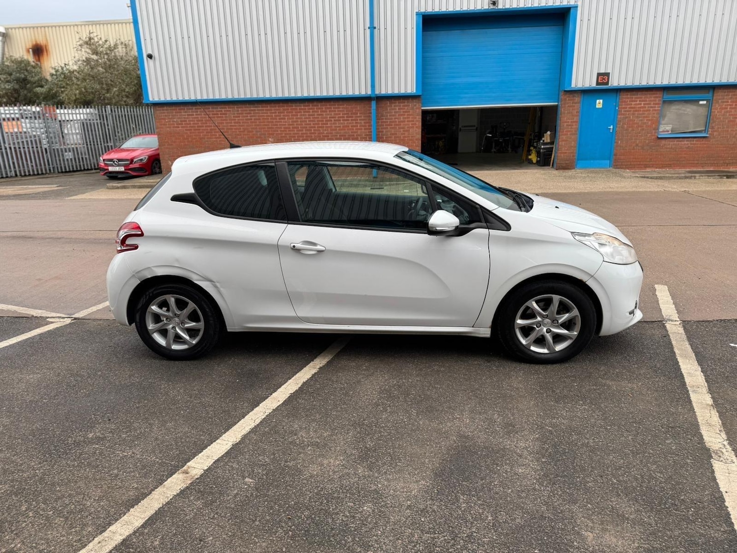 Used Peugeot 208 2014 for sale - 76423592: Photo 3