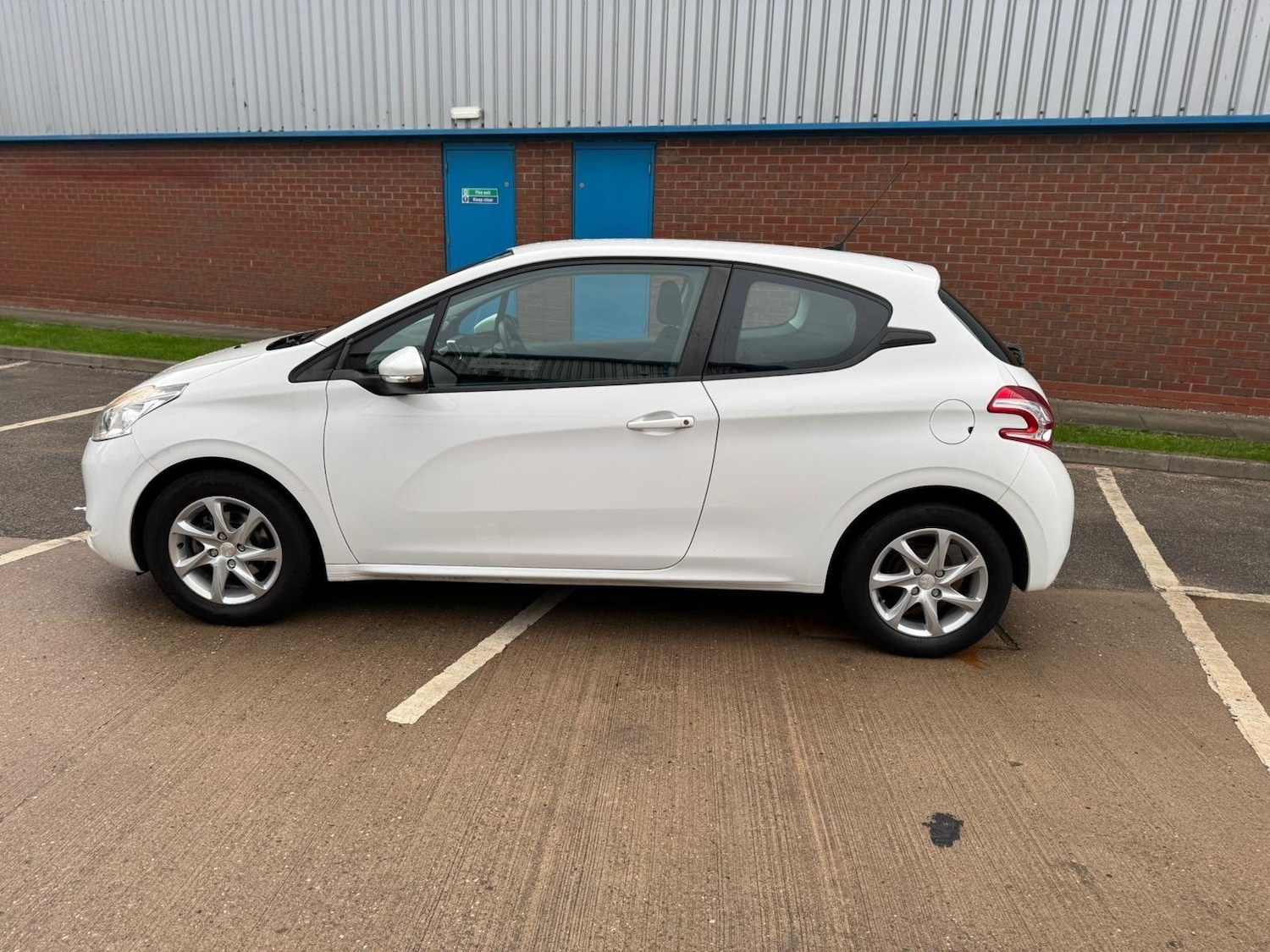 Used Peugeot 208 2014 for sale - 76423592: Photo 4