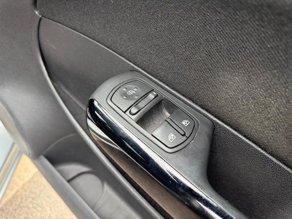 Used Vauxhall Corsa 2013 for sale - 75589335: Photo 19
