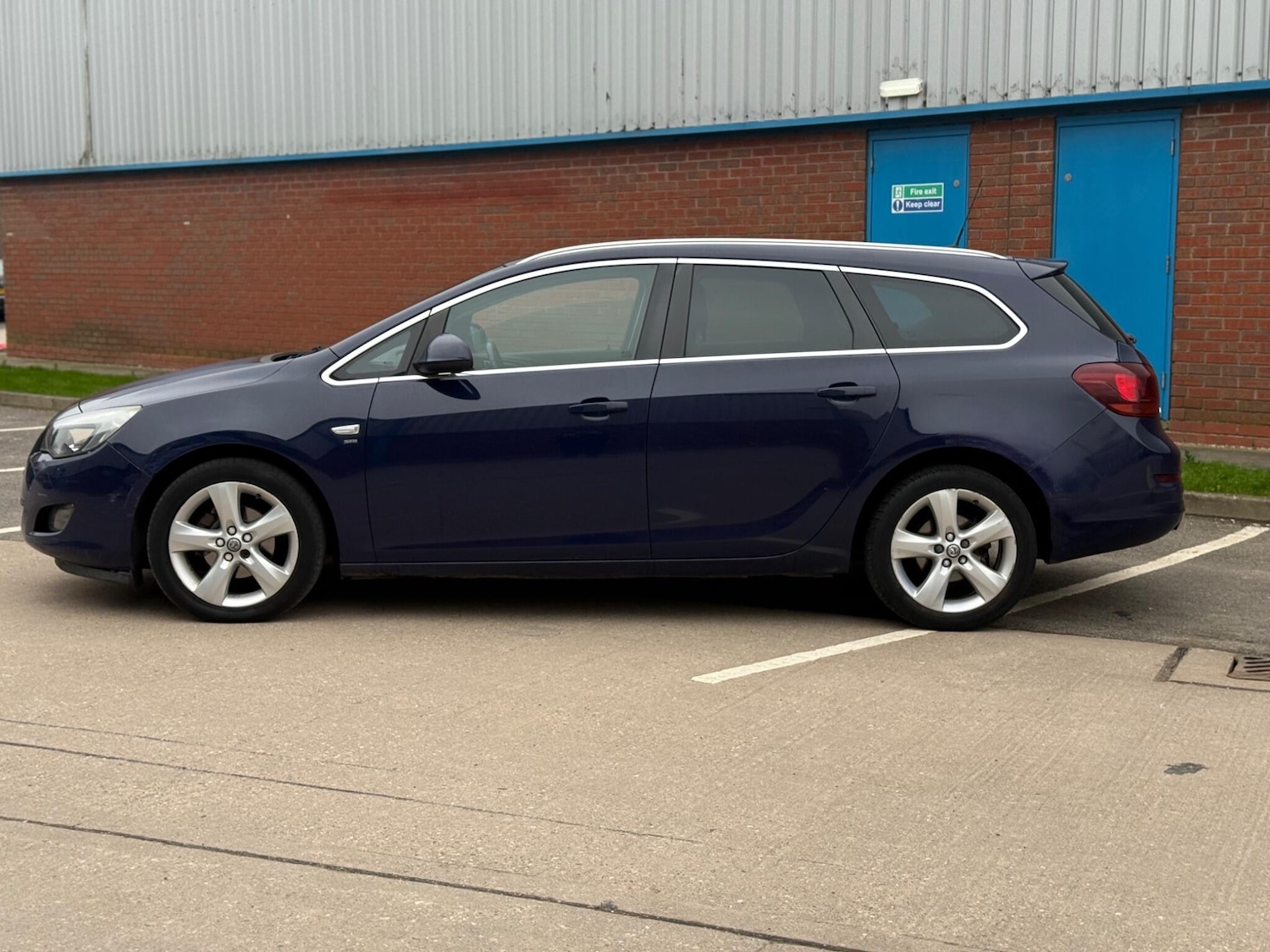 Used Vauxhall Astra 2012 for sale - 77426018: Photo 4