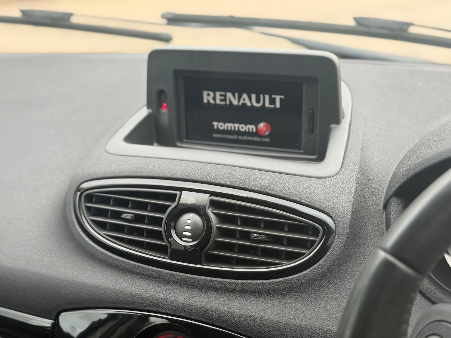 Used Renault Clio 2012 for sale - 76989880: Photo 19