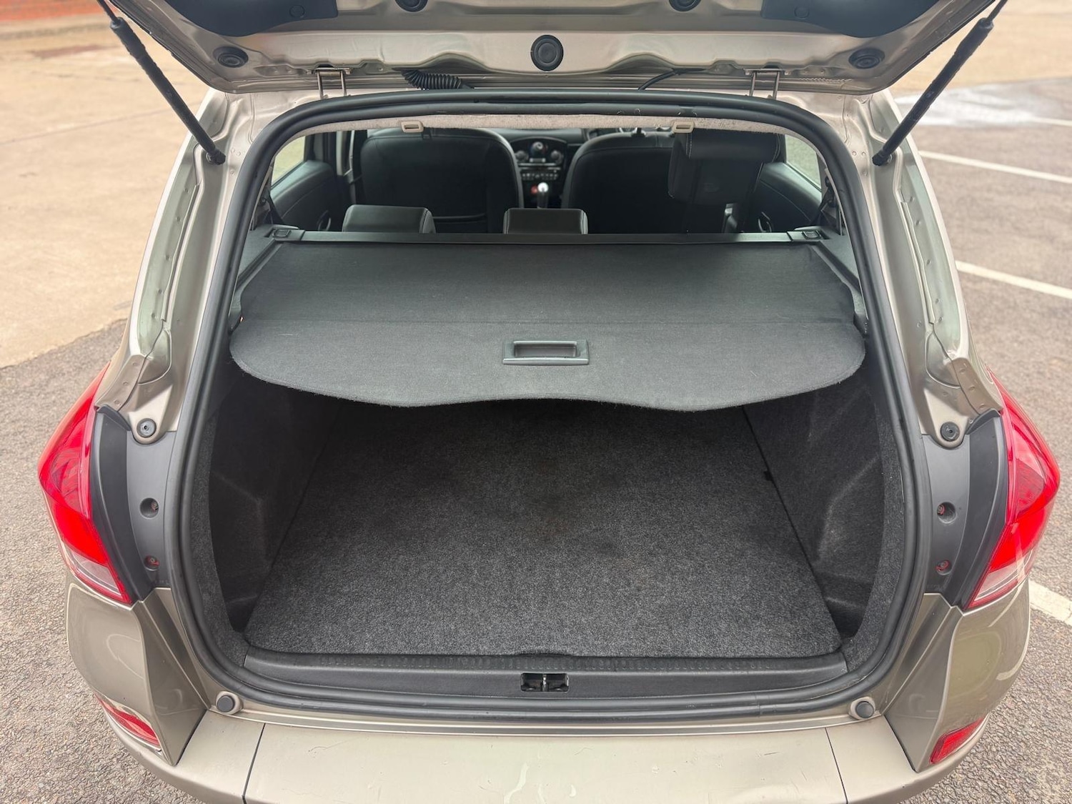 Used Renault Clio 2012 for sale - 76989880: Photo 32