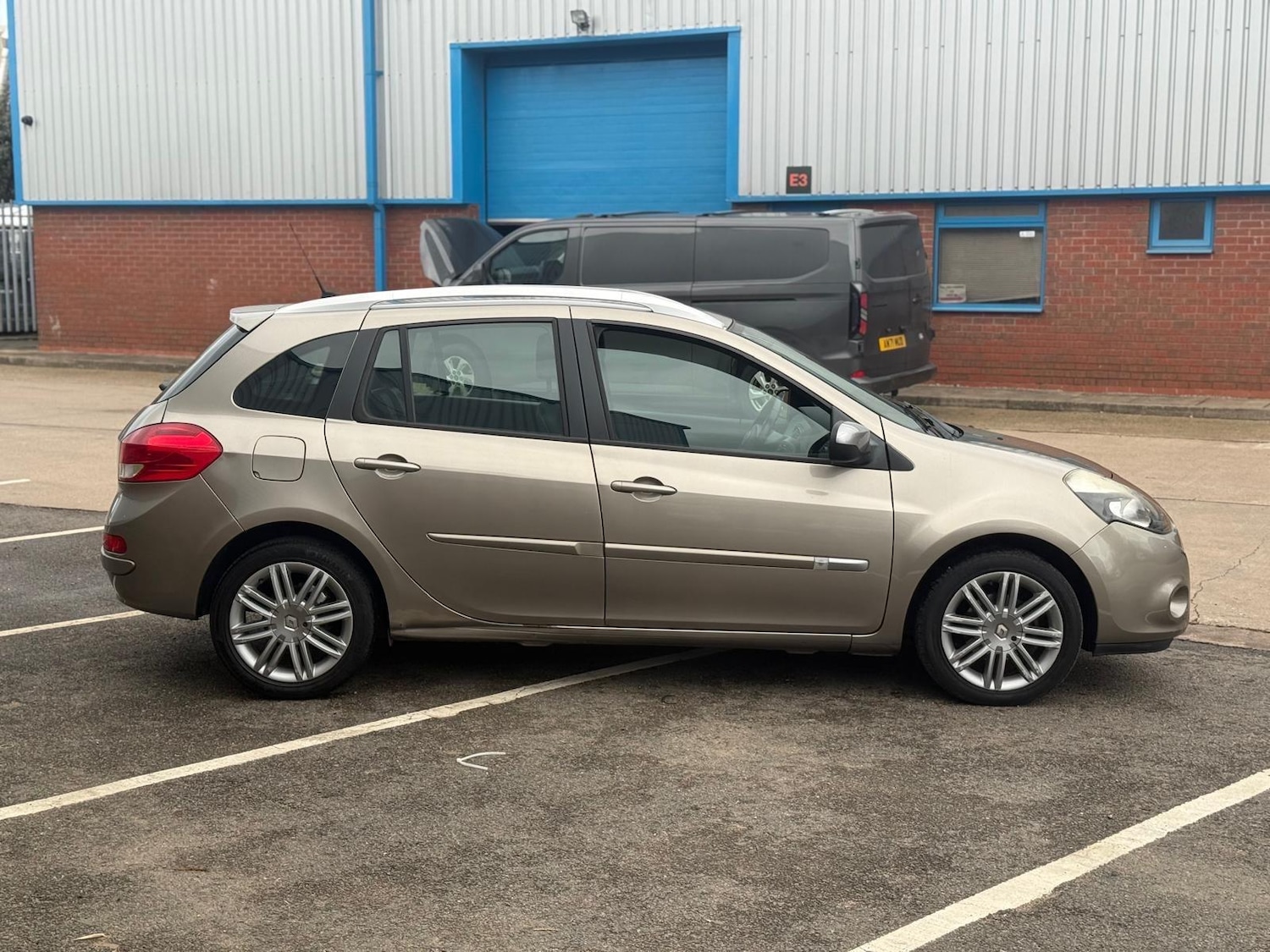 Used Renault Clio 2012 for sale - 76989880: Photo 4