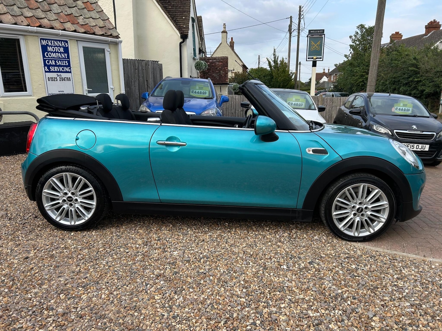 Used MINI Convertible 2017 for sale - 76936552: Photo 2