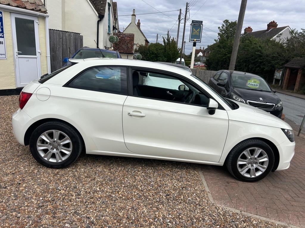 Used Audi A1 2011 for sale - 76723438: Photo 2