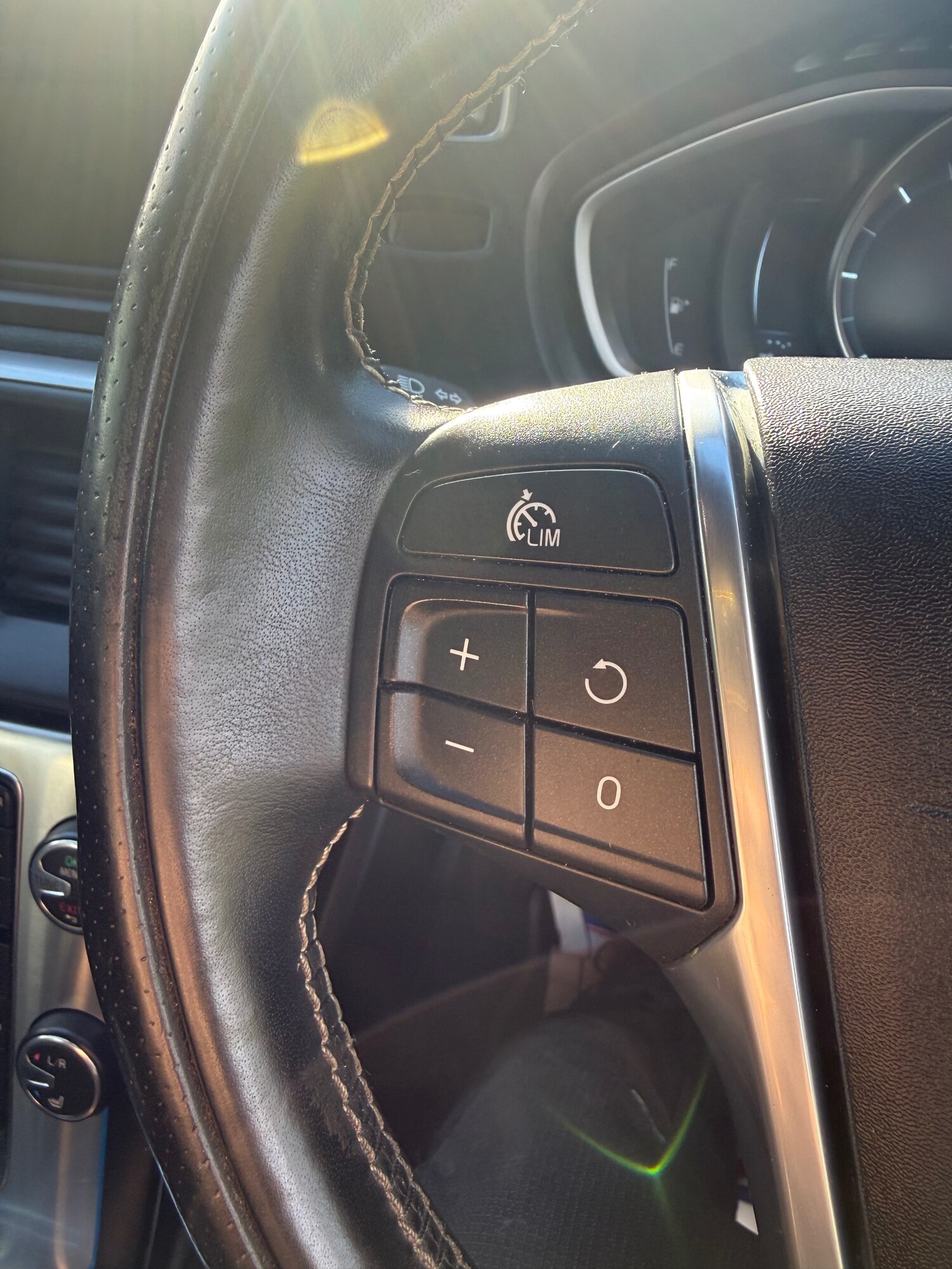 Used Volvo V40 2013 for sale - 78003926: Photo 37