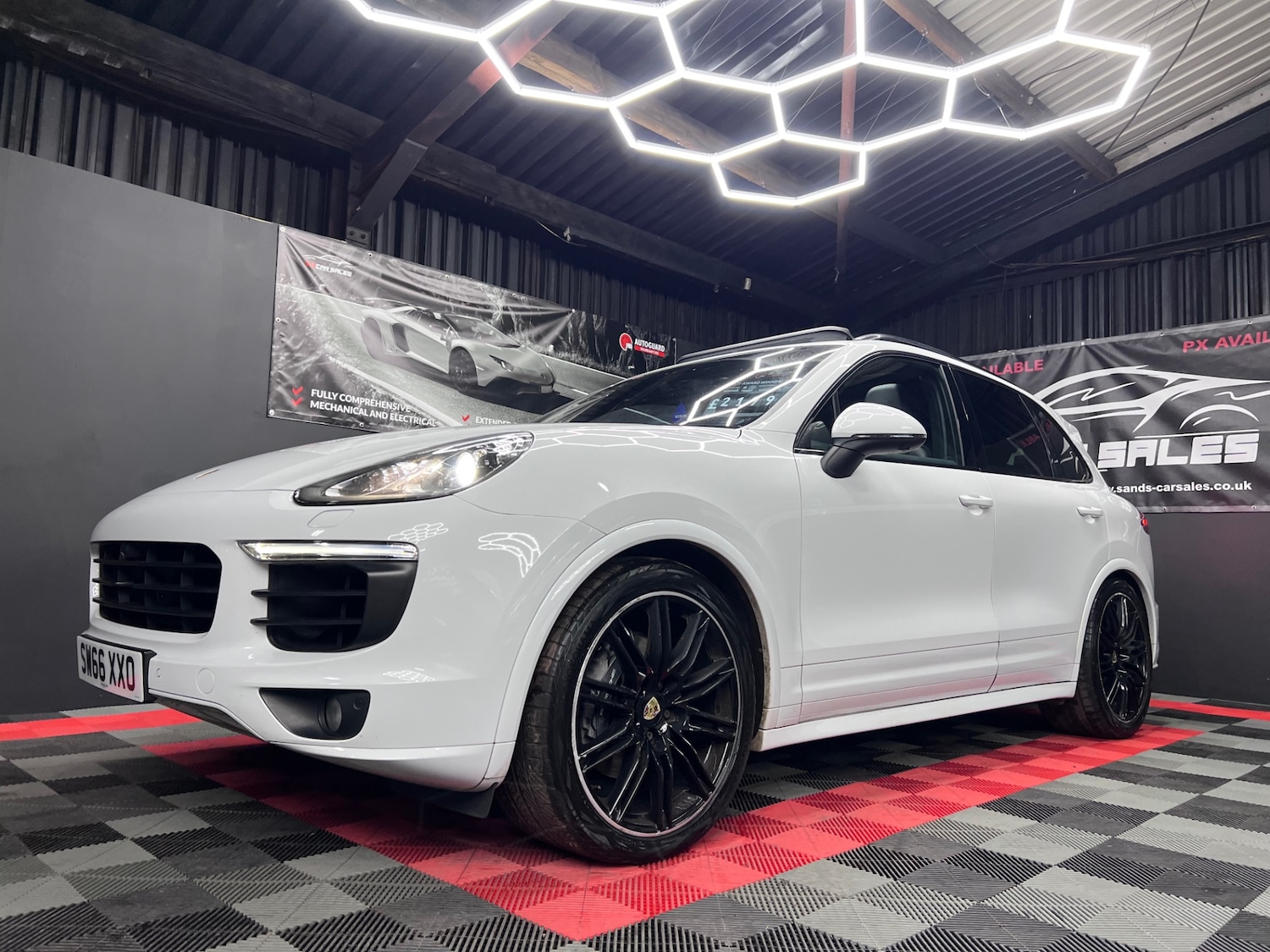 Used Porsche Cayenne 2016 for sale - 76374111: Photo 2