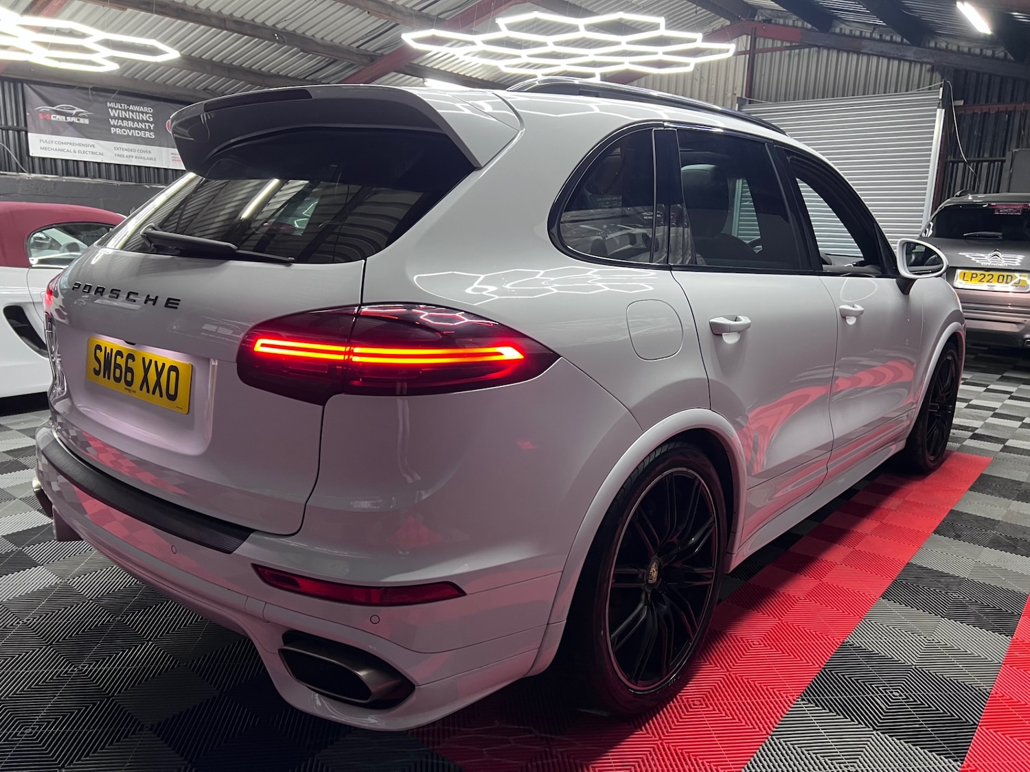 Used Porsche Cayenne 2016 for sale - 76374111: Photo 3