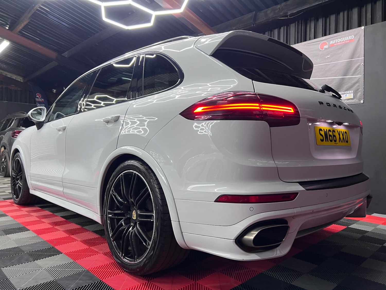 Used Porsche Cayenne 2016 for sale - 76374111: Photo 6