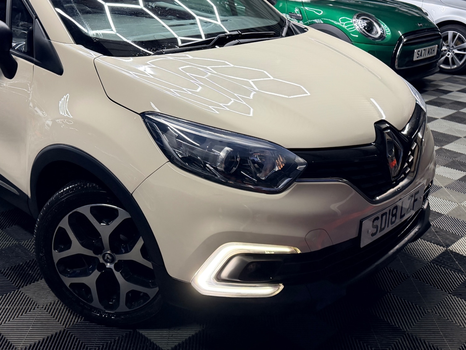 Used Renault Captur 2018 for sale - 76948567: Photo 2
