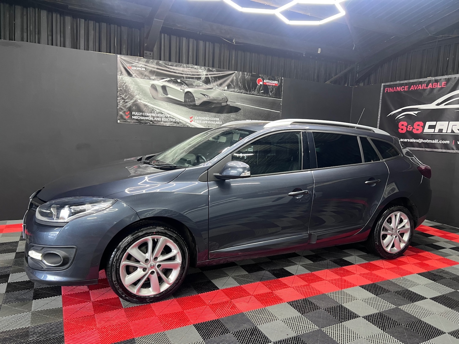 Used Renault Megane 2015 for sale - 76532507: Photo 2