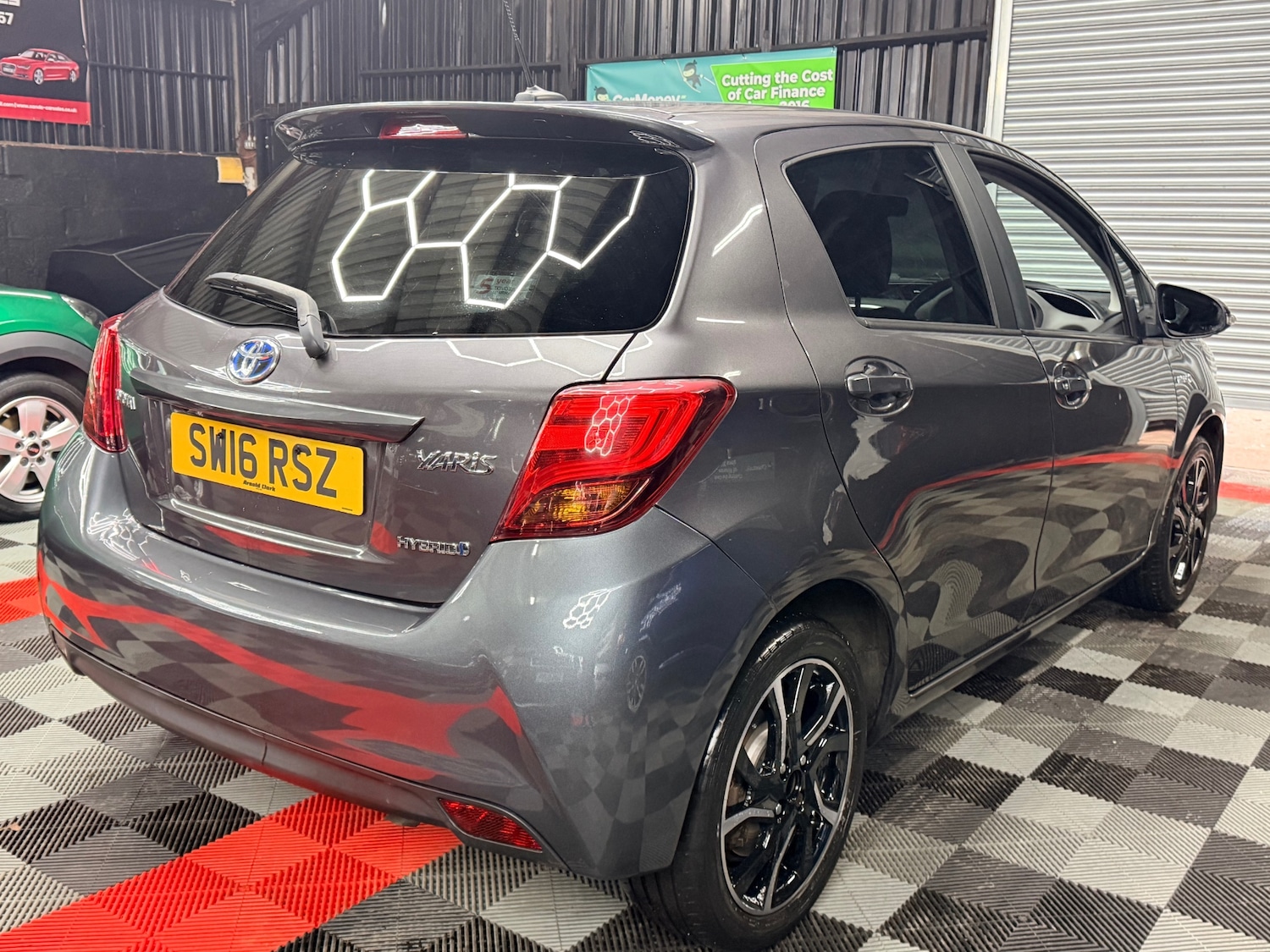 Used Toyota Yaris 2016 for sale - 76958894: Photo 2