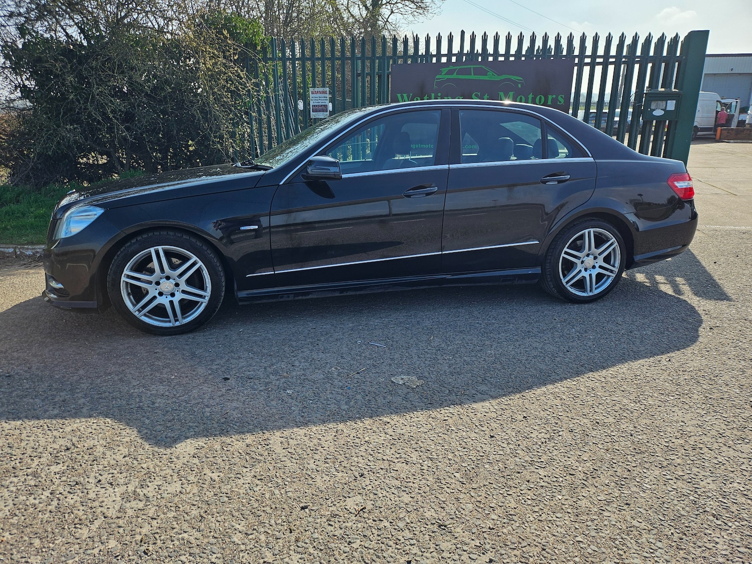 Used Mercedes-Benz E Class 2011 for sale - 77979112: Photo 2