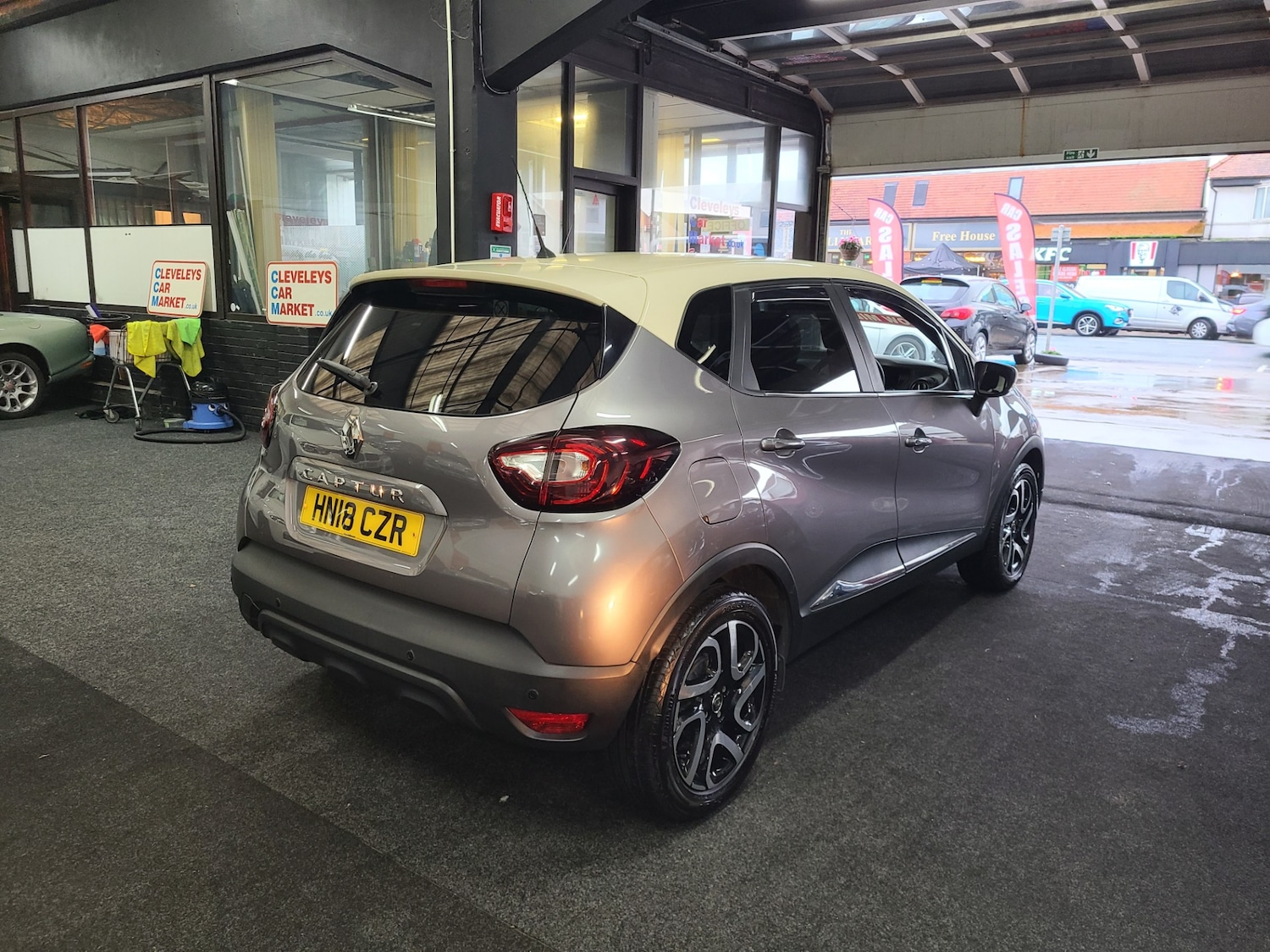 Used Renault Captur 2018 for sale - 76707007: Photo 2