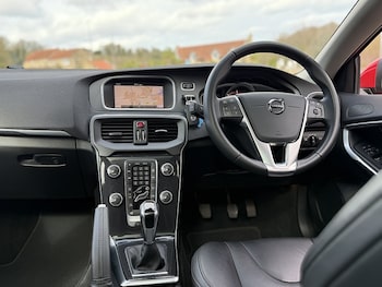Used Volvo V40 2018 for sale - 79435810: Photo