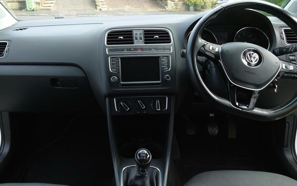 Used Volkswagen Polo 2017 for sale - 76642406: Photo 2