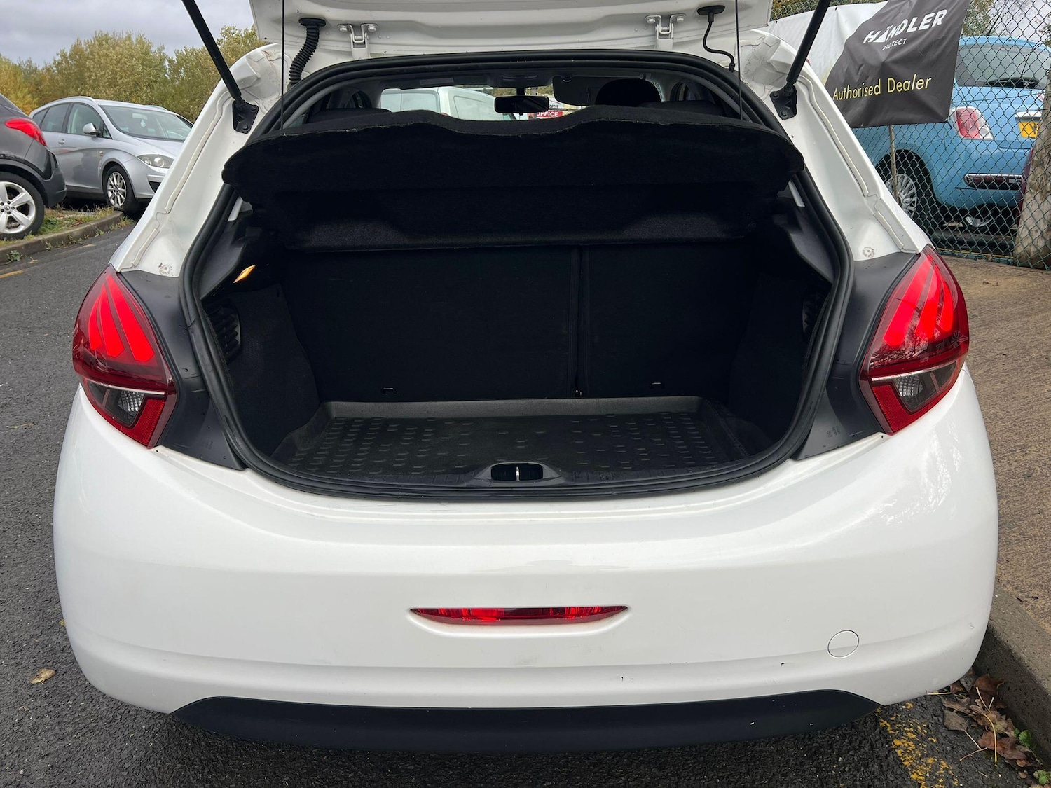 Used Peugeot 208 2016 for sale - 76824992: Photo 23