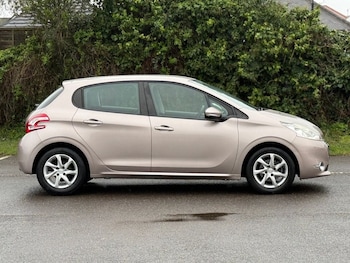 Used Peugeot 208 2014 for sale - 77608660: Photo