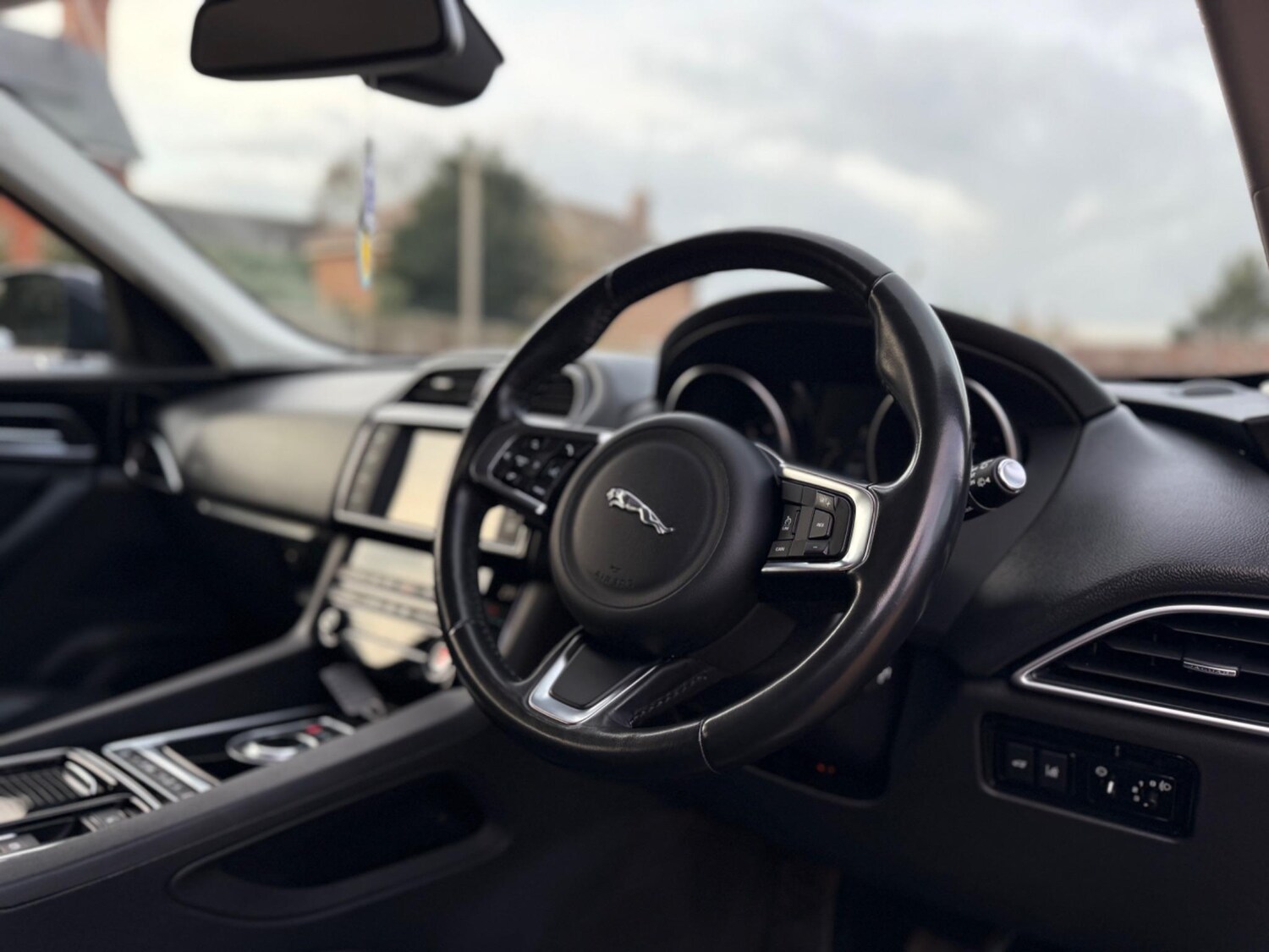 Used Jaguar F-Pace 2017 for sale - 76013309: Photo 3