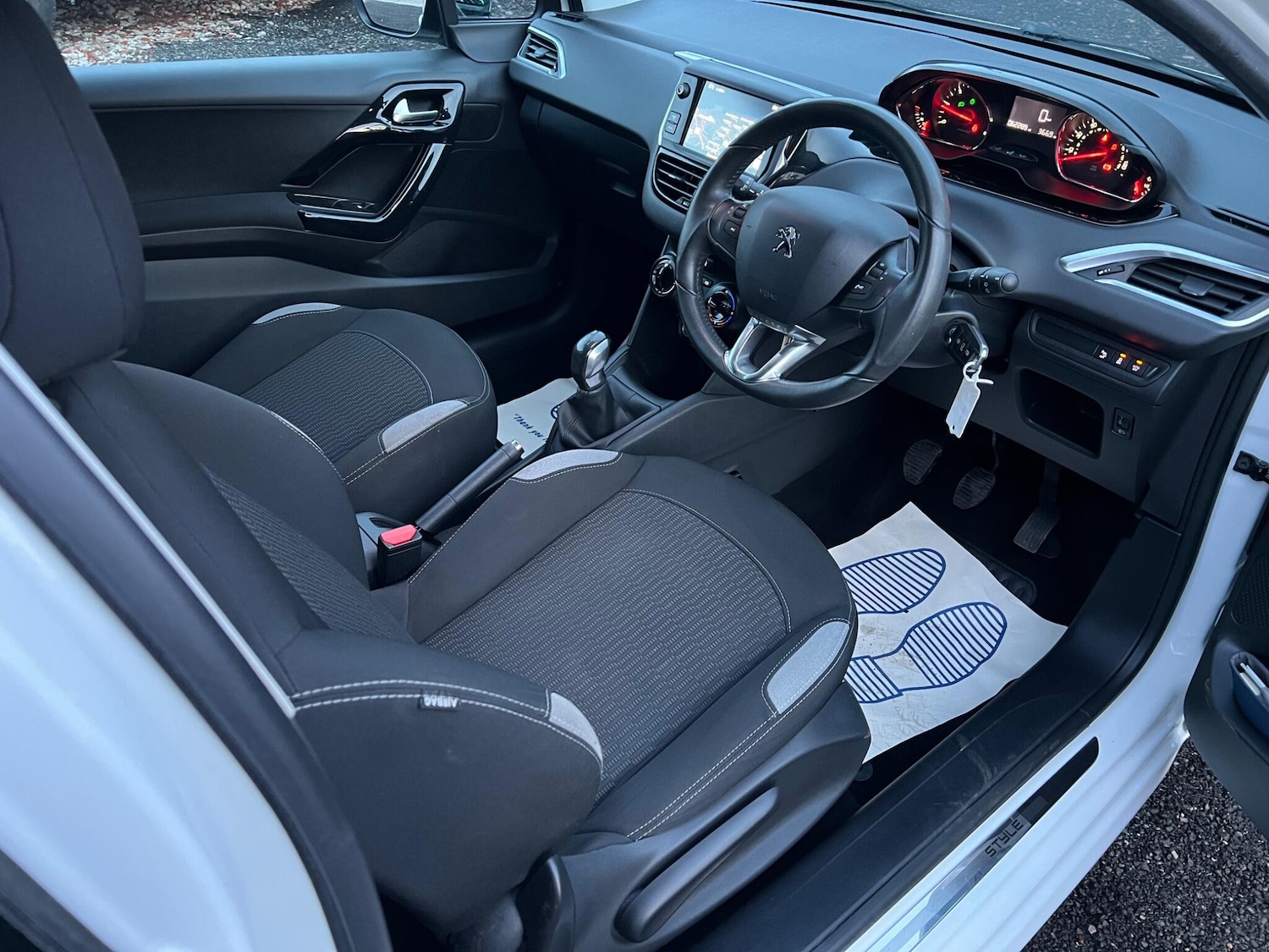 Used Peugeot 208 2014 for sale - 76714907: Photo 10