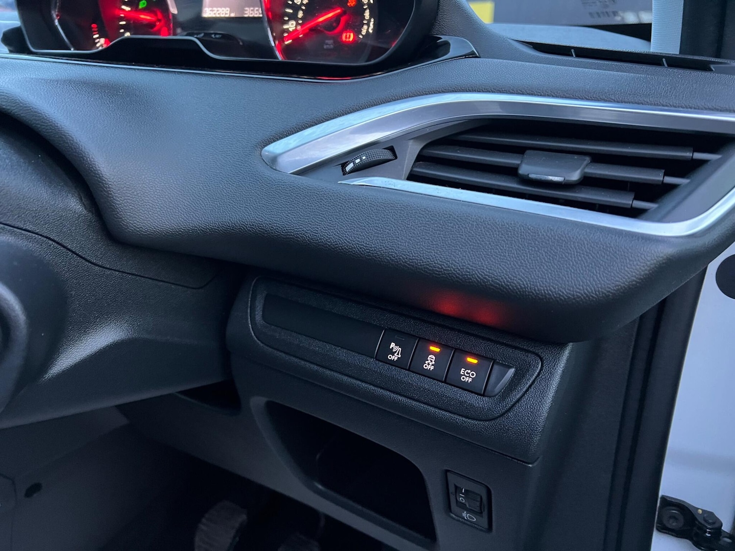 Used Peugeot 208 2014 for sale - 76714907: Photo 35