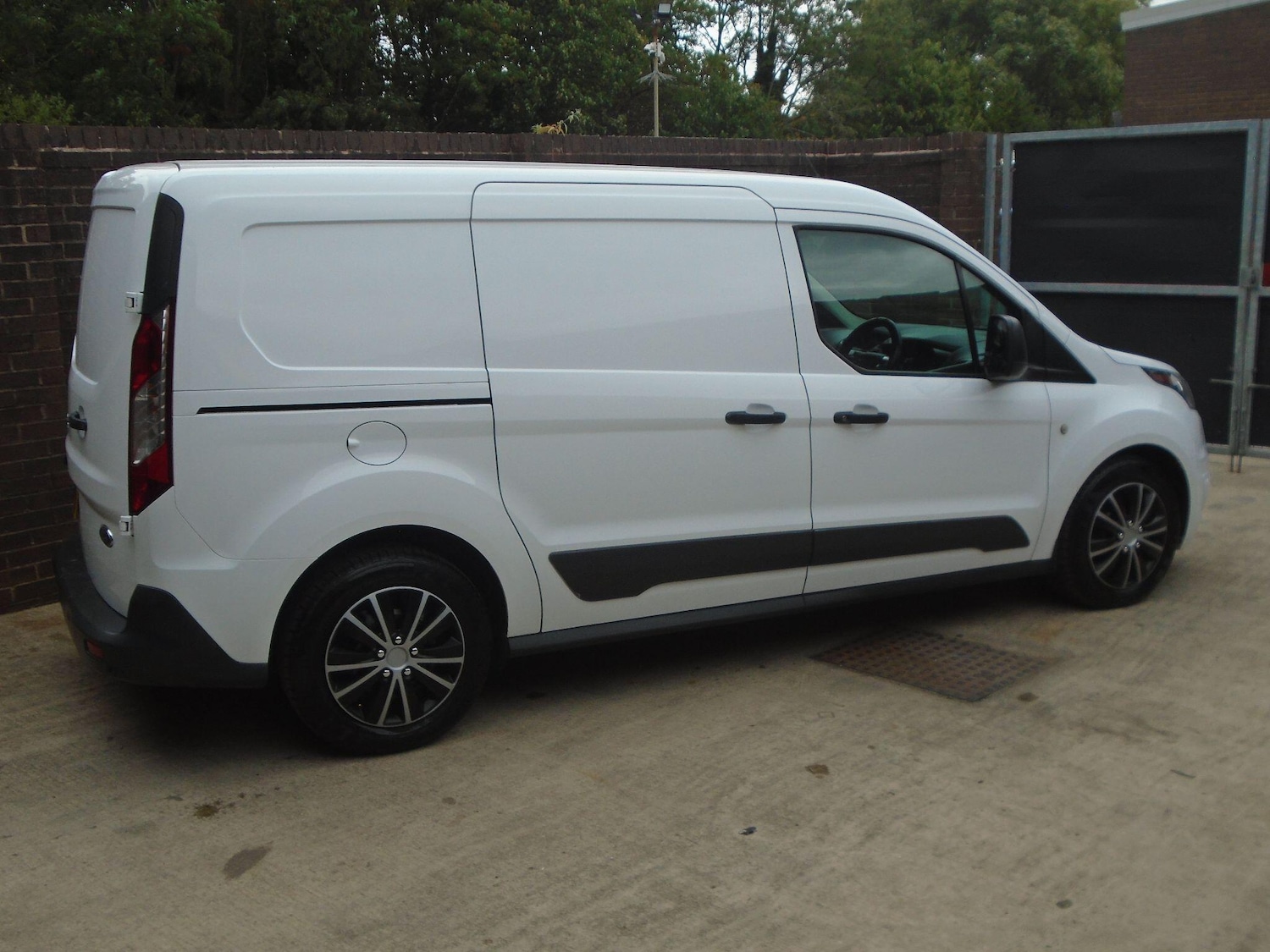 Used Ford Transit Connect 2017 for sale - 76993271: Photo 2