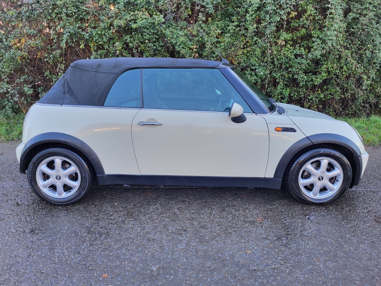 Used MINI Convertible 2006 for sale - 76799547: Photo 2