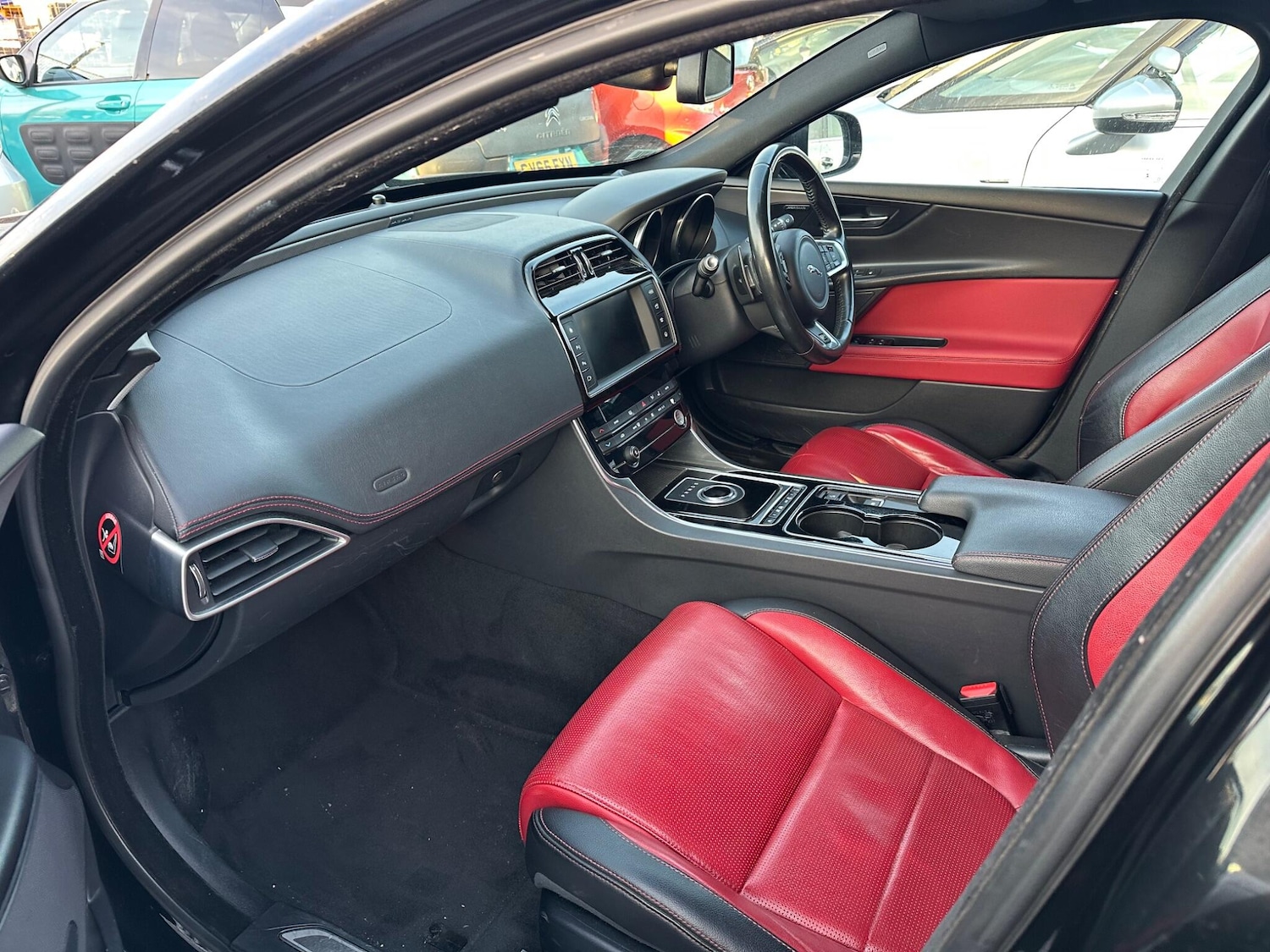 Used Jaguar XE 2016 for sale - 77940376: Photo 3