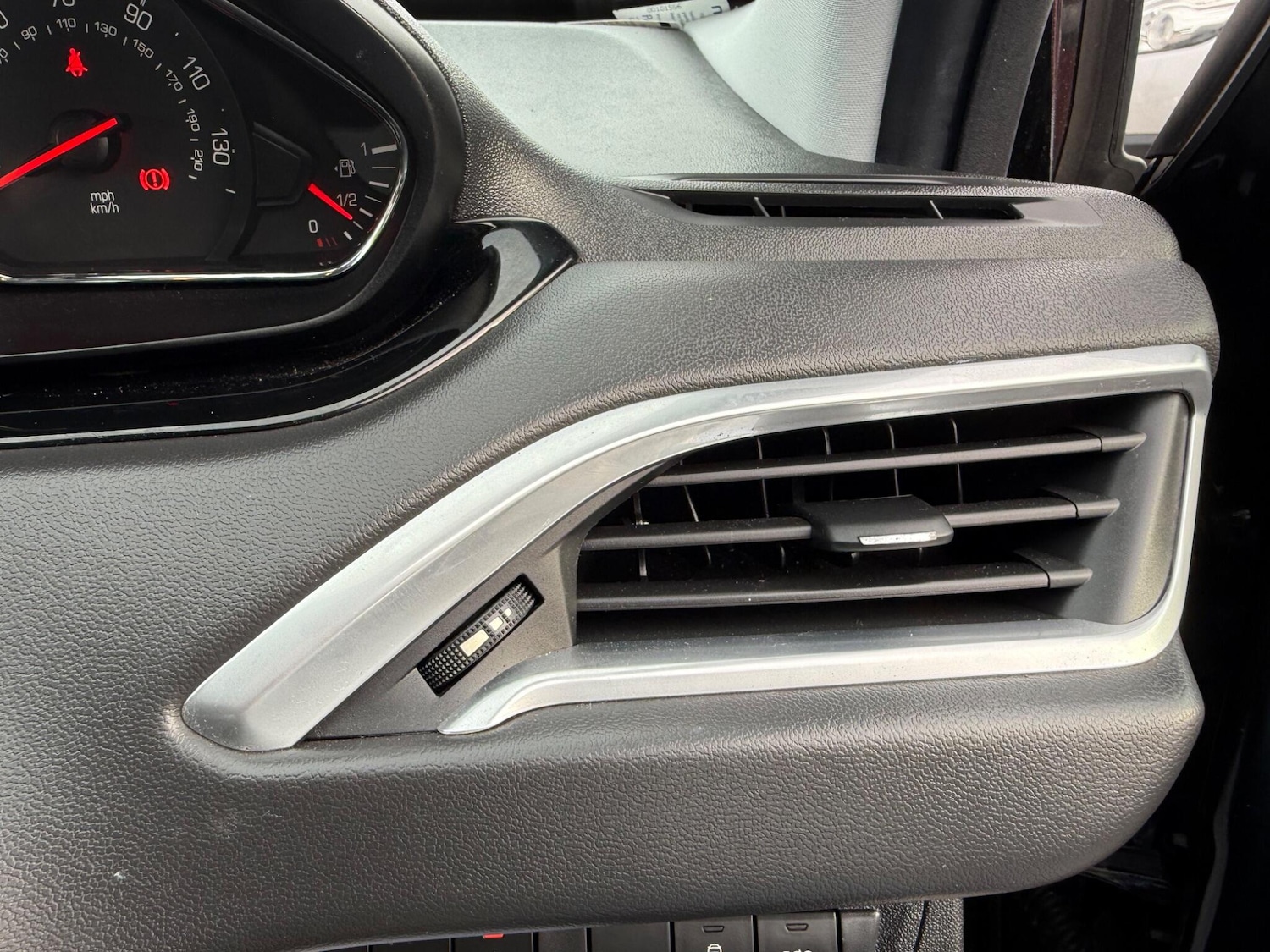 Used Peugeot 208 2015 for sale - 76522465: Photo 28