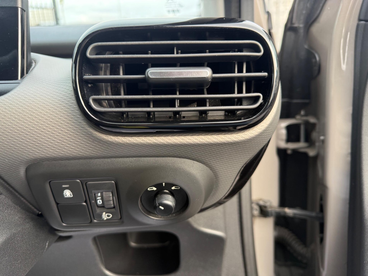 Used Citroen C4 Cactus 2015 for sale - 75940849: Photo 25