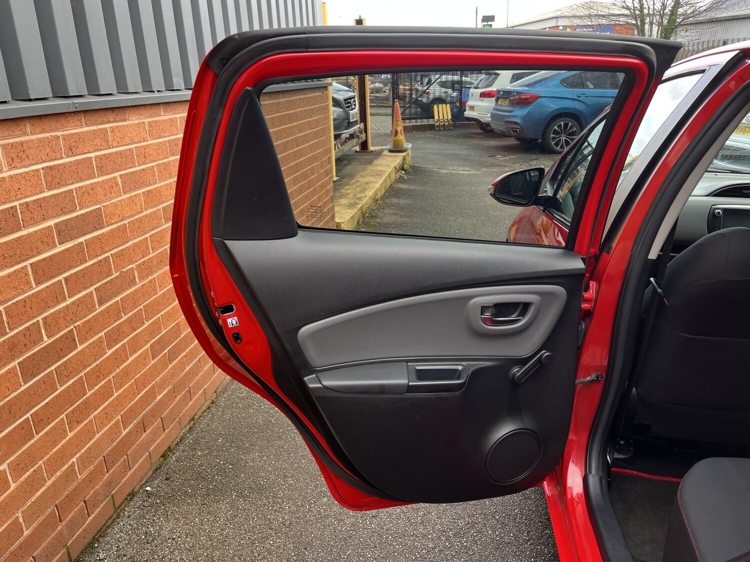 Used Toyota Yaris 2015 for sale - 77864878: Photo 15