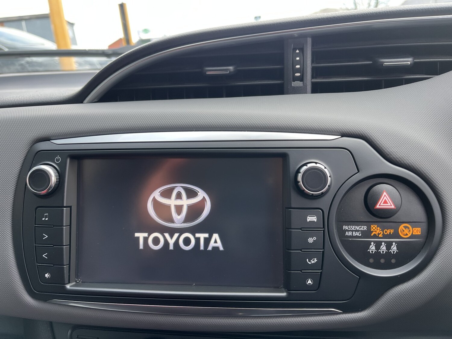 Used Toyota Yaris 2015 for sale - 77864878: Photo 27