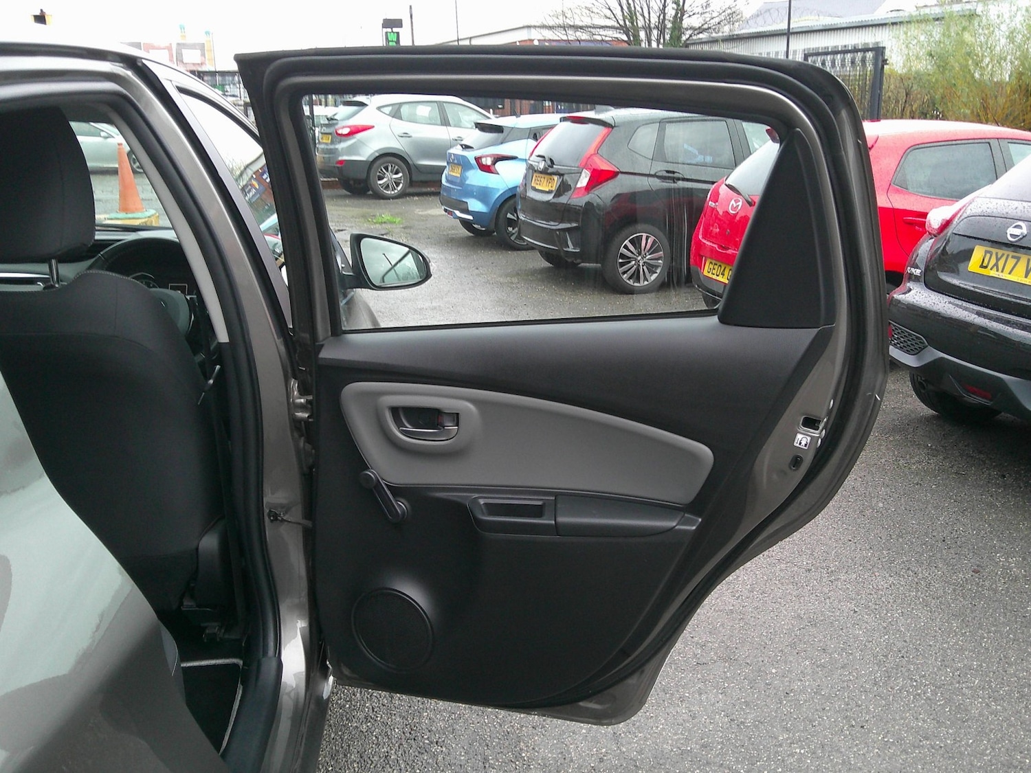 Used Toyota Yaris 2017 for sale - 76911015: Photo 17