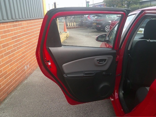Used Toyota Yaris 2015 for sale - 76107371: Photo 16