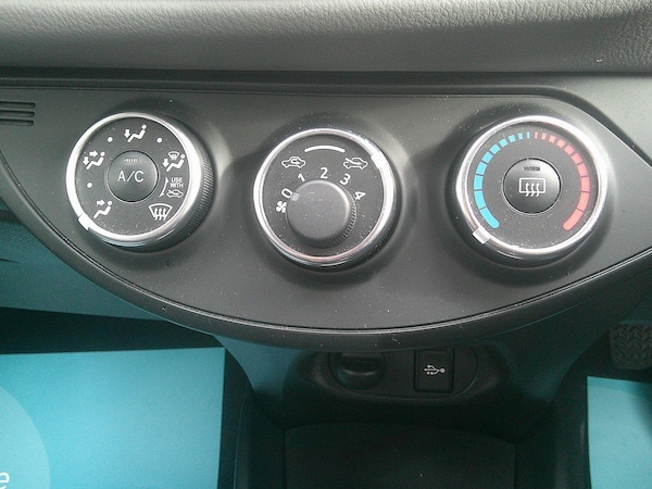 Used Toyota Yaris 2015 for sale - 76107371: Photo 33