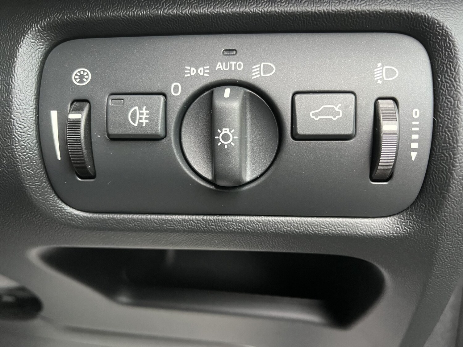 Used Volvo V40 2015 for sale - 78112128: Photo 42