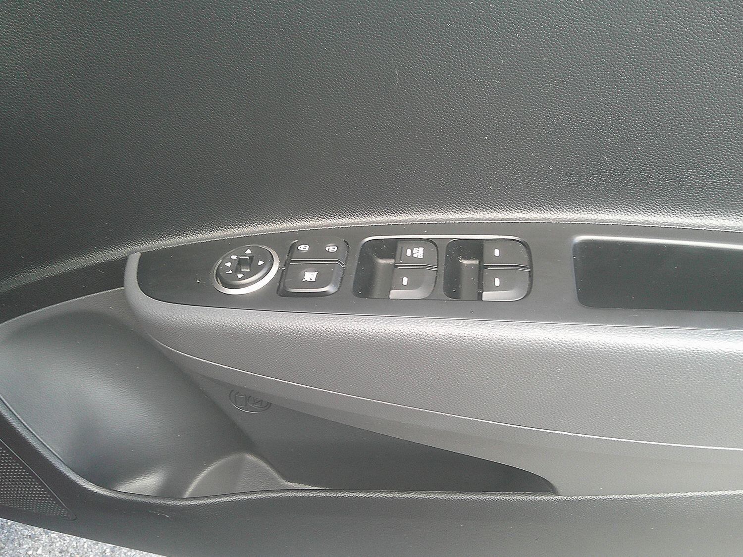 Used Hyundai i10 2017 for sale - 76107303: Photo 34