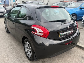 Used Peugeot 208 2013 for sale - 76132047: Photo