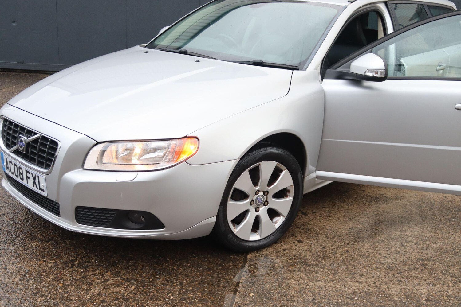 Used Volvo V70 for sale - 77722565: Photo 6