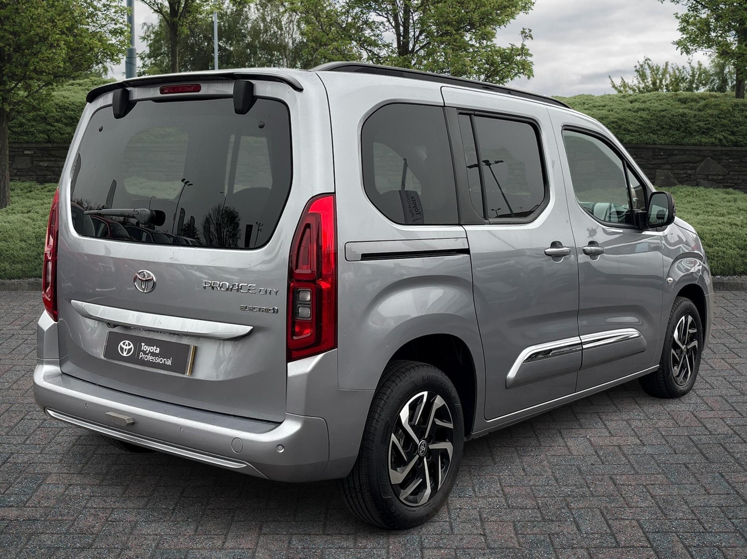 Used Toyota PROACE CITY Verso 2025 for sale - 76486587: Photo 2