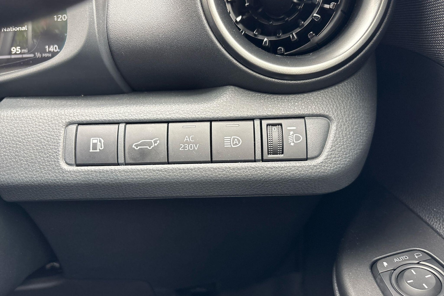 Used Toyota C-HR 2025 for sale - 76486670: Photo 12