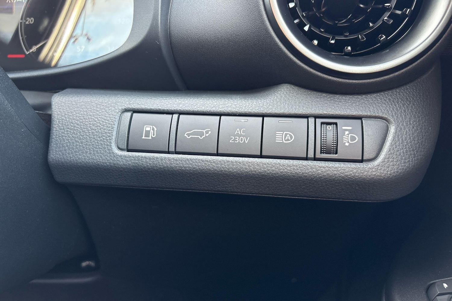 Used Toyota C-HR 2025 for sale - 76635395: Photo 39