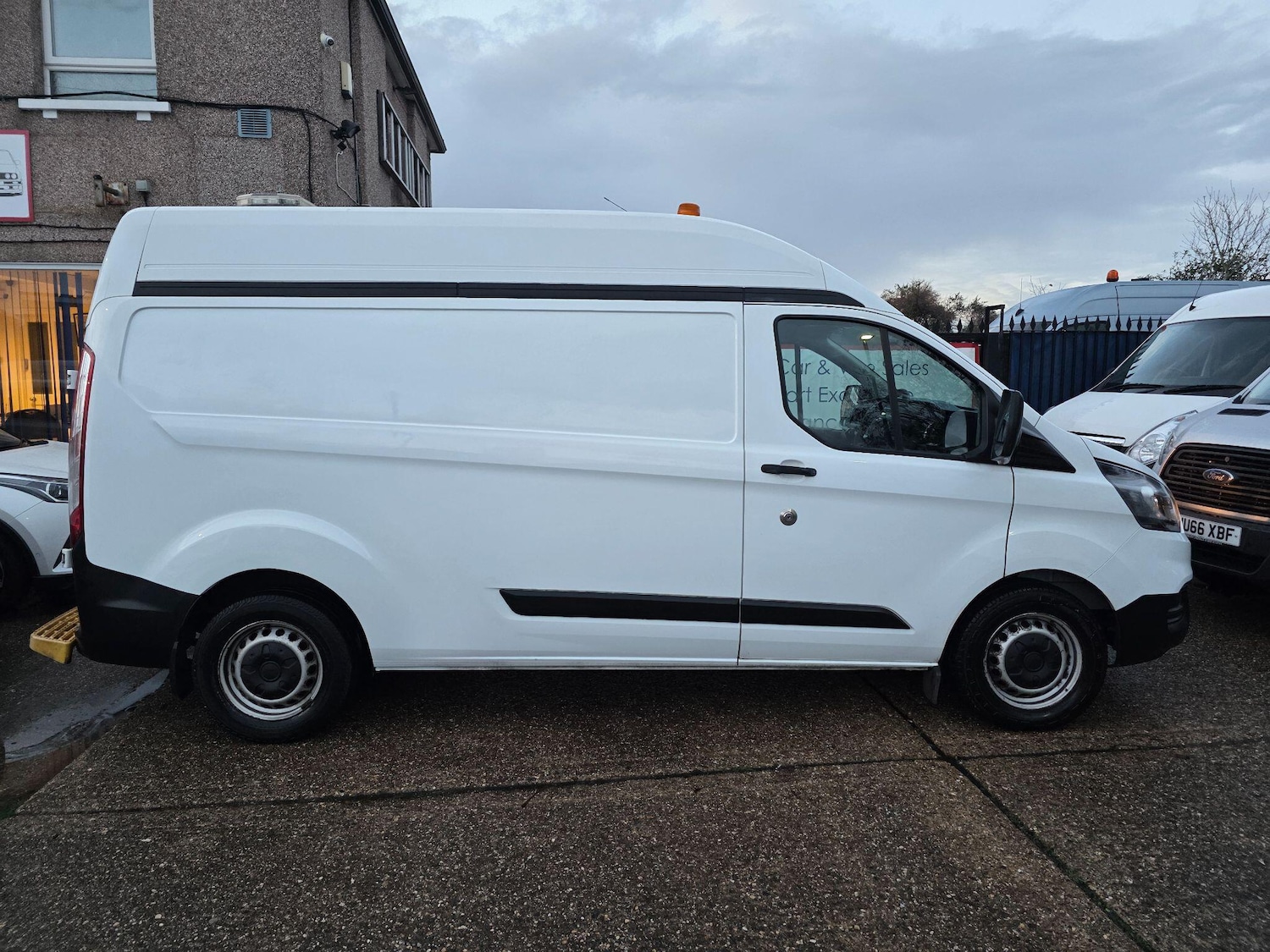 Used Ford Transit Custom 2018 for sale - 76538227: Photo 2