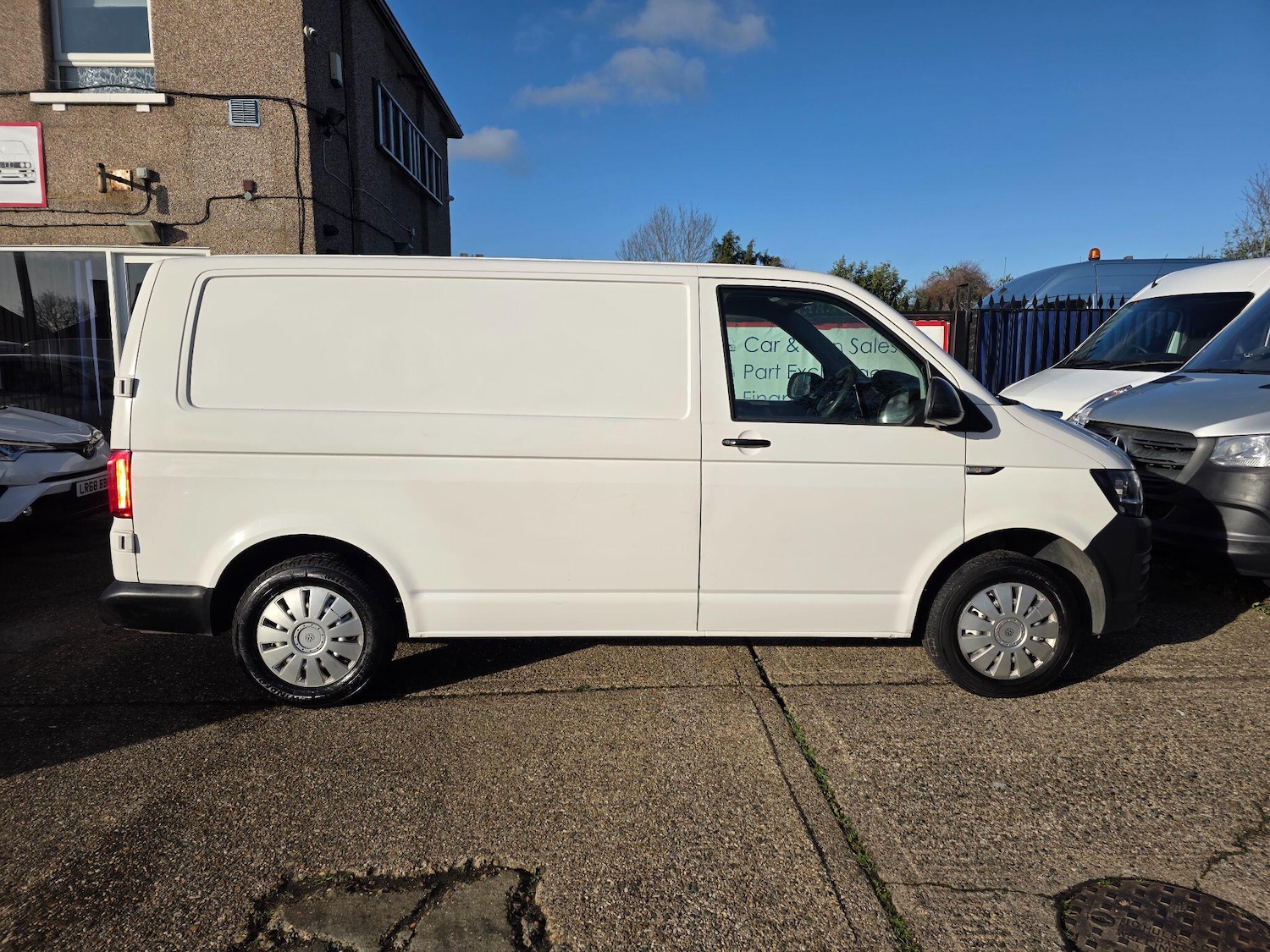Used Volkswagen Transporter 2018 for sale - 77016644: Photo 2