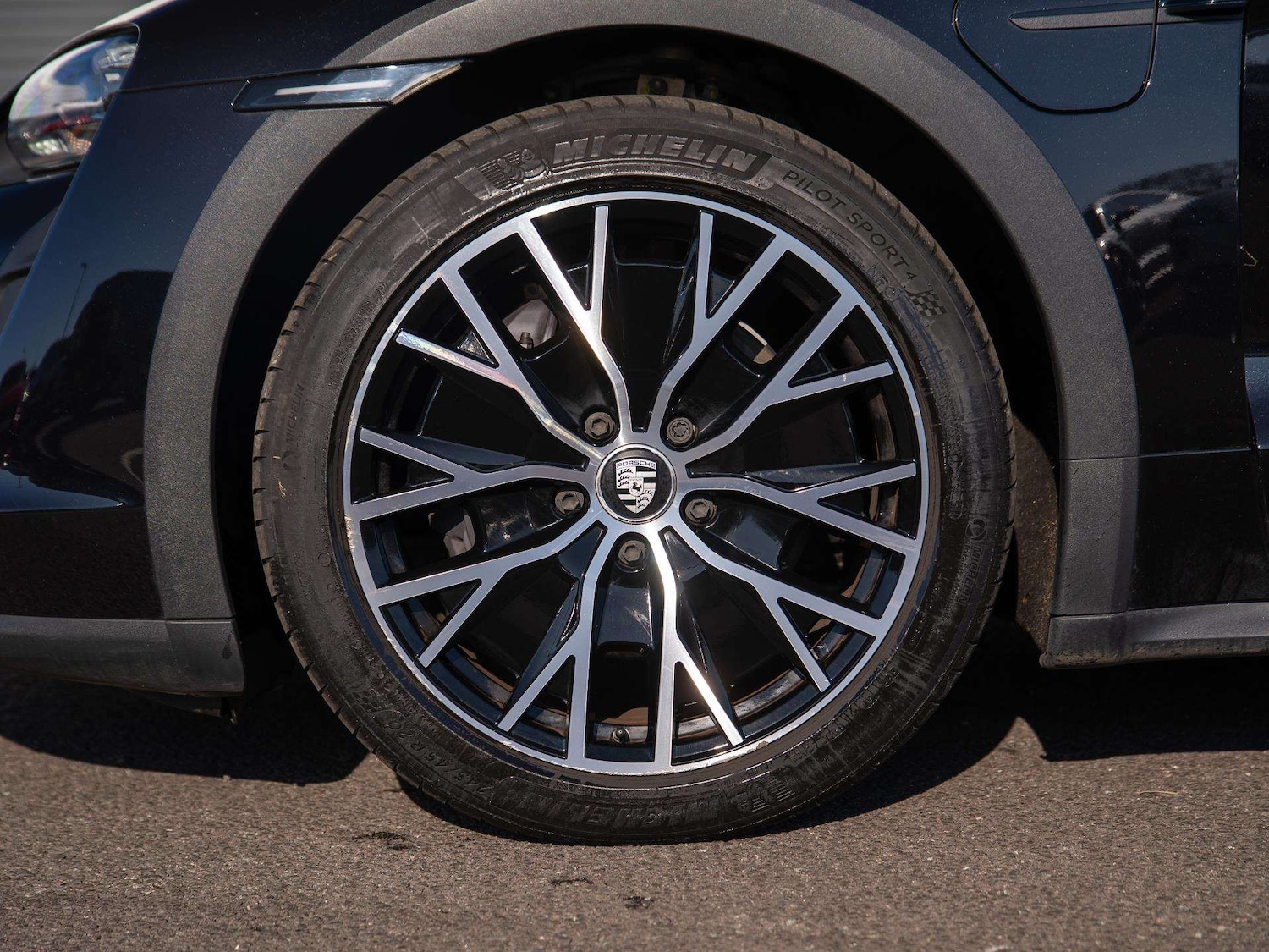 Used Porsche Taycan 2022 for sale - 78023919: Photo 4