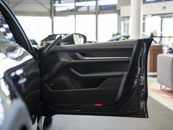 Used Porsche Taycan 2025 for sale - 75845729: Photo 30