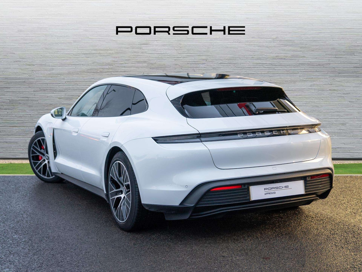 Used Porsche Taycan 2024 for sale - 77361319: Photo 2